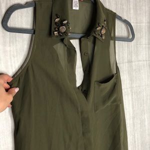 Sleeveless blouse button up